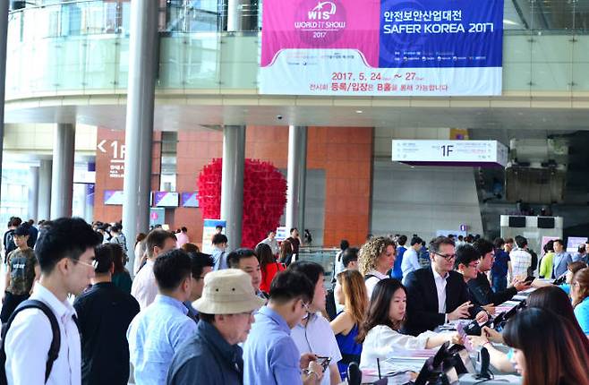 '월드IT쇼(WIS) 2017'이 나흘간 공식 일정을 마치고 24일 막을 내렸다. WIS 2017은 우리가 4차 산업혁명 문턱에 들어섰음을 보여줬다. 관람객에게는 첨단 기술 체험 기회를, 참여 기업에는 정보 교류와 새로운 비즈니스 기회를 제공했다.