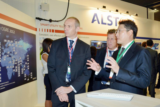 Hyosung Chairman Cho Hyun-joon (right), then president, visits the booth of France’s multinational firm Alstom at an exhibition of the International Council on Large Electric Systems in Paris in August, 2014. (Hyosung)