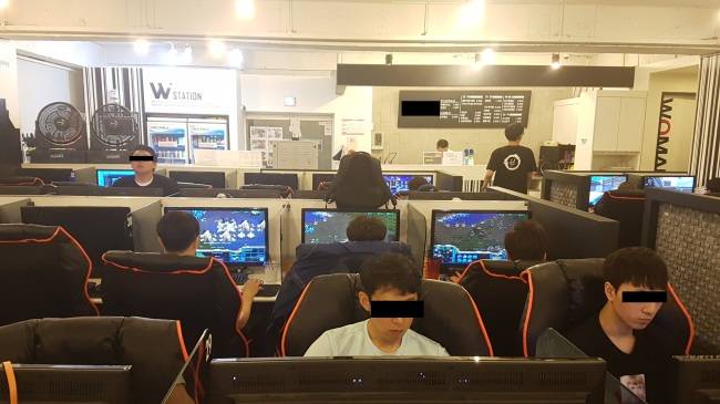 <사진1>20~40대 ‘아재’들이 스타 리마스터 출시에 PC방을 찾고 있다. [사진=김진원 기자/jin1@heraldcorp.com]