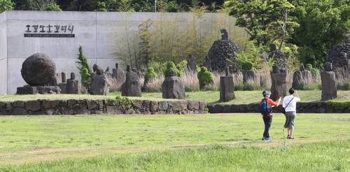 (제주=연합뉴스) 지난 15일 오후 관광객들이 제주돌문화공원을 둘러보고 있다. 2017.5.28