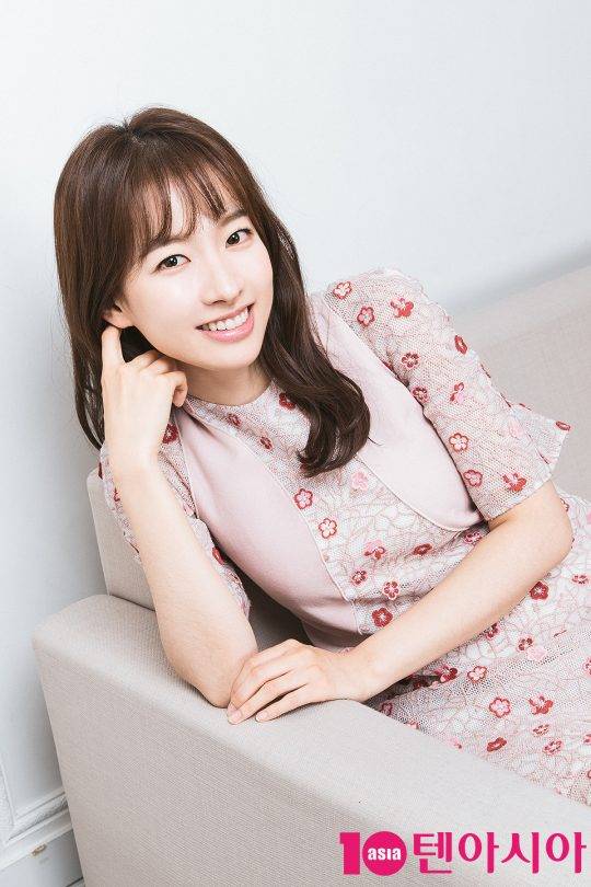 배우 이시아가 서울 중구 청파로 한경텐아시아 루이비스 스튜디오에서 진행된 인터뷰에 앞서 포즈를 취하고 있다. / 사진=이승현 기자 lsh87@