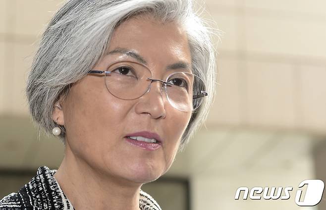 강경화 외교부 장관 후보자가 29일 오전 인사청문회 준비를 하기 위해 서울 세종로 대우빌딩에 마련된 사무실로 출근하고 있다. 2017.5.29/뉴스1 © News1 신웅수 기자