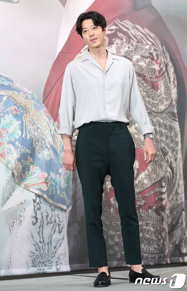 배우 이동건이 29일 오후 서울 논현동 임피리얼팰리스에서 열린 KBS2 드라마 ‘7일의 왕비’ 제작발표회에 참석해 포즈를 취하고 있다. © News1 권현진 기자