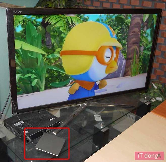 TV의 USB 포트에 연결해 콘텐츠 재생이 가능하다