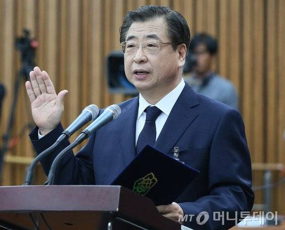 서훈 국가정보원장 후보자가 29일 서울 여의도 국회에서 열린 인사청문회에서 선서를 하고 있다. /사진=뉴스1