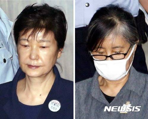 【서울=뉴시스】권현구 기자 = 박근혜 전 대통령과 비선 실세 최순실 씨가 서울 서초구 서울중앙지법 법정에서 두 번째 재회한다.   초췌한 모습의 박근혜(사진 왼쪽) 전 대통령과 마스크를 쓴 최순실(오른쪽) 씨가 29일 오전 호송차에서 내려 공판이 열리는 법정으로 걸어가고 있다. 2017.05.29.    photo@newsis.com