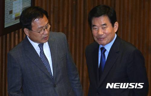 【서울=뉴시스】배훈식 기자 = 29일 오후 서울 여의도 국회 본회의장에서 열린 제351회 국회 임시회 제1차 본회의에 참석한 김진표(오른쪽) 국정기획자문위원회 위원장이 박광원 자문위 대변인과 대화하고 있다. 2017.05.29.   dahora83@newsis.com