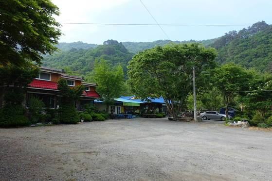 조금 큰 집을 소원하며 살던 옛 집 맞은편에 있는 현재의 식당 겸 집. 창고 빼고도 건물이 모두 다섯 채다. 결혼 36년 동안 피땀으로 일군 살림이다.