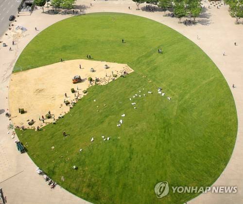 (서울=연합뉴스) 황광모 기자 = 30일 오후 서울광장에서 서울시 관계자들이 서울광장을 점거했던 보수단체 천막이 철거된 공간에 잔디를 심고 있다. 서울시는 이날 새벽 박근혜 전 대통령 탄핵 사태이후 4개월동안 서울광장을 점거했던 천막들을 강제 철거했다. 2017.5.30       hkmpooh@yna.co.kr