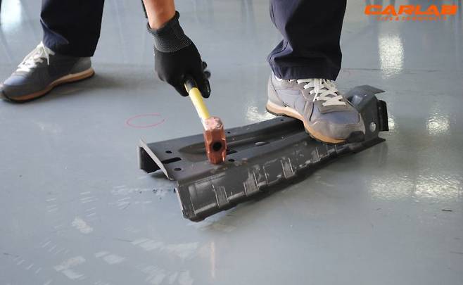 망치로 두들겨도 손상이 가지 않는 크루즈 차체 강판