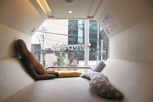 서울 홍익대 인근 만화카페 ‘클럽보다 만화’는 벌집 모양의 공간에 들어가 누워서 책을 볼 수 있다.