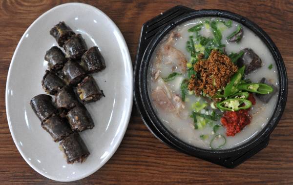 곤충을 재료로 개발한 순대와 순댓국.