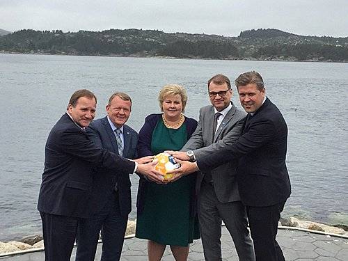 【서울=뉴시스】스웨덴, 덴마크, 노르웨이, 핀란드, 아이슬란드 등 북유럽 총리 5인이 29일(현지시간) 노르웨이 베르겐에서 상호 협력 방안을 논의하기 위한 회의를 진행하고 기념사진을 촬영했다. <출처: 트위터> 2017.05.31