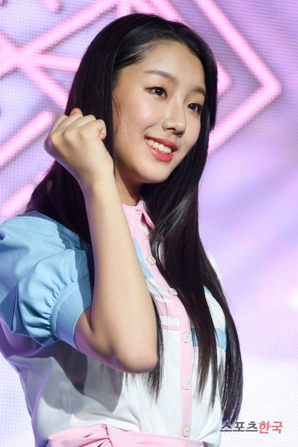 데뷔 쇼케이스 무대에 오르고 있는 엘리스 민가린. 사진=이규연 기자 fit@hankooki.com