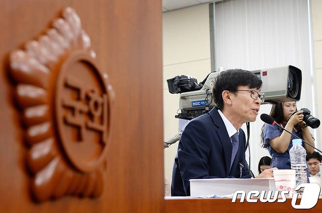 김상조 공정거래위원장 후보자가 2일 서울 여의도 국회 정무위원회에서 열린 인사청문회에 출석해 의원들 질의에 답하고 있다. 2017.6.2/뉴스1 © News1 박세연 기자