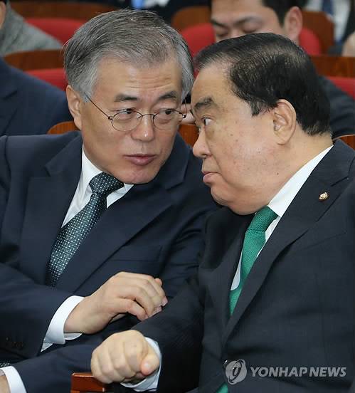 문재인 대통령(왼쪽)과 문희상 더불어민주당 의원. [사진 연합뉴스]