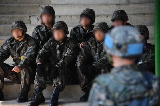 훈련 결과와 설명을 듣는 예비군. /사진=국방부