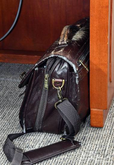 2일 국회 정무위원회에서 열린 김상조 공정거래위원장 후보자 인사청문회에서 책상 밑으로 김 후보자가 들고 온 낡은 가방이 놓여져 있다. (사진=윤창원 기자)