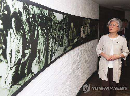 (경기광주=연합뉴스) 홍기원 기자 = 강경화 외교부 장관 후보자가 2일 오전 경기도 광주시 퇴촌면 일본군 위안부 피해 할머니들의 쉼터 나눔의집을 방문해 역사관을 둘러보고 있다.     xanadu@yna.co.kr