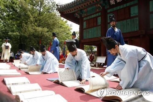 (전주=연합뉴스) 김동철 기자 = 조선왕조실록을 습기와 충해로부터 보존하기 위해 바람에 말리는 '조선왕조실록 포쇄 재현 행사'가 3일 오후 전북 전주시 한옥마을 일대에서 열렸다. 포쇄는 충해를 막을 수 있도록 습기가 밴 책을 말리는 것을 말한다. 2017.6.3  sollenso@yna.co.kr  (끝)