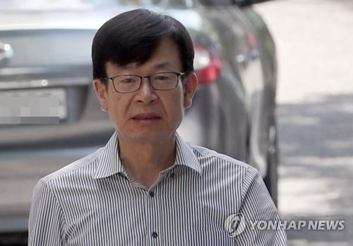 (서울=연합뉴스) 권준우 기자 = 인사청문경과보고서 채택 여부를 놓고 여야가 대치 전선을 형성하며 향후 '협치정국'의 풍향계가 될 김상조 공정거래위원장 후보자가 4일 오전 서울 성동구 금호동 자택 주변을 산책하고 있다. 2017.6.4      stop@yna.co.kr