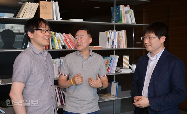 도종환 문화체육관광부 장관 후보자를 두고 역사학계가 술렁대고 있다. 4일 한국일보 본사에 모인 젊은 역사학자 기경량(왼쪽부터), 김재원, 안정준씨가 역사학계는 왜 도 후보자를 우려하는지에 대해 얘기를 나누고 있다. 류효진 기자 jsknight@hankookilbo.com