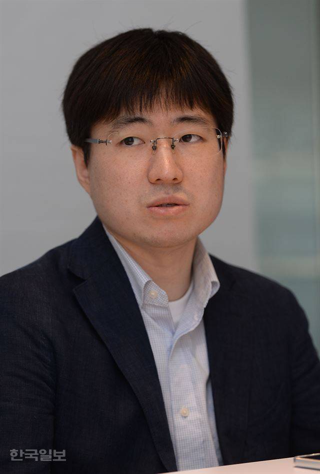 안정준 경희대 연구교수는 동북아역사특위 활동에 대해 도종환 후보자가 해명해야 할 것이 있다고 주장한다. 류효진 기자 jsknight@hankookilbo.com