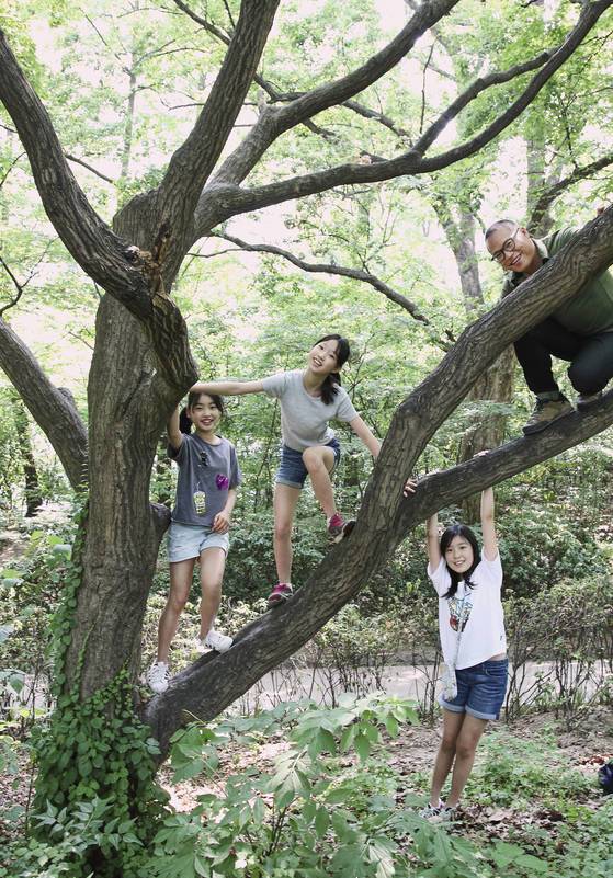 (왼쪽부터) 이현서·박지유·정인서 소중모델과 황경택 작가.