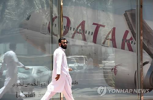 (리야드<사우디아라비아> AFP=연합뉴스) 사우디아라비아와 바레인, 아랍에미리트(UAE), 이집트 등 중동 4개국이 5일 국제사회의 이란 적대정책을 비판한 카타르와 국교 단절을 선언했다.      사우디 국영 SPA통신은 이날 "극단주의와 테러리즘으로부터 국가 안보를 지키기 위해 여러 종파적 조직과 테러조직을 포용하는 카타르와 외교관계 단절을 결정했다"고 전했다. 사진은 이날 사우디行 운항을 중단한 카타르항공의 사우디 수도 리야드 지점 앞을 한 남성이 지나는 모습.      bulls@yna.co.kr