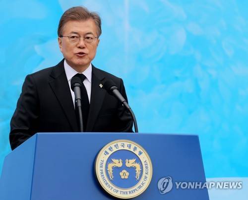 (서울=연합뉴스) 백승렬 기자 = 문재인 대통령이 6일 오전 서울 동작구 국립서울현충원에서 열린 제62회 현충일 추념식에서 추념사를 하고 있다. 2017.6.6      srbaek@yna.co.kr
