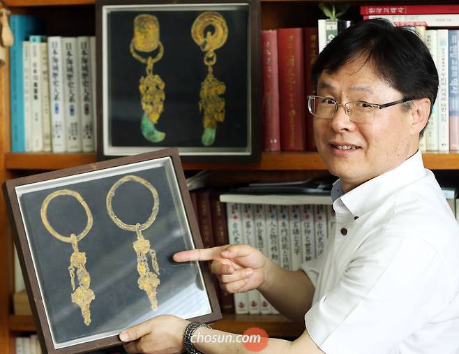 5세기 무렵 만들어진 고령 지역의 대가야 고분에서 나온 금귀걸이 그림을 들고 있는 김태식 교수. 김교수는“고대인이 만들었는데도 현대적 감각이 물씬 풍긴다”고 말했다. /박상훈 기자