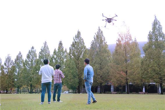 광주과학기술원 창업진흥센터는 드론 기업을 집중 유치해 집적 단지로 육성할 계획이다. 입주기업인 호그린드론의 LTE 드론 시연 모습.