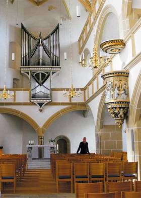 화려한 그림이나 조각상 없이 흰색으로 단순하게 꾸민 토르가우 교회 내부. 오른쪽에 설교대가 보인다.