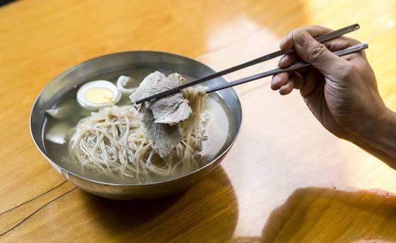 부원냉면은 제육(돼지고기)을 고명으로 얹어준다. 소 사골 육수에 돼지고기를 넣고 삶아 국물이 유난히 고소하다. 김성룡 기자