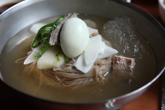 꿩 알맹이로 육수 맛을 내는 송추 평양면옥. 꿩 알맹이는 꿩고기와 뼈, 두부, 마늘 등을 넣고 다진 것이다. 최승표 기자