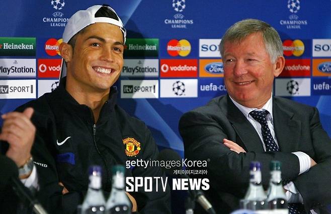 ▲ 맨유의 크리스티아누 호날두(왼쪽)과 퍼거슨 감독.