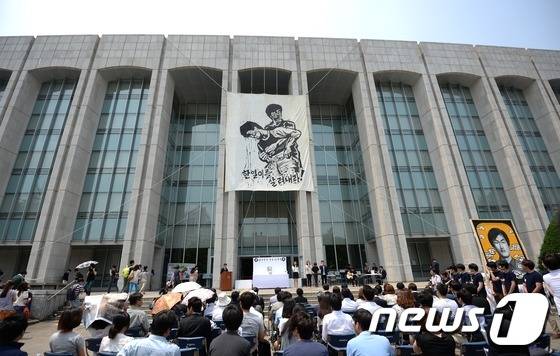 2013년 6월7일 오후 서울 서대문구 연세대학교 중앙도서관 앞에서 故 이한열 열사 26주기 추모제가 열리고 있다. 이한열 열사는 연세대학교 재학중이던 1987년, 시위 중 전경이 쏜 최루탄을 맞고 22살의 나이에 사망해 6월 항쟁과 6·29 선언의 도화선이 되었다. /뉴스1DB