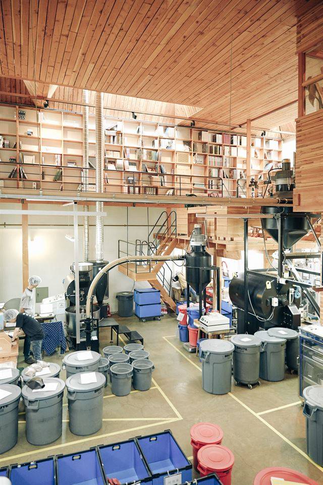 강원 강릉 ‘테라로사 커피’의 원두 공장. 12개국에서 수입한 원두 70여종을 로스팅한다.