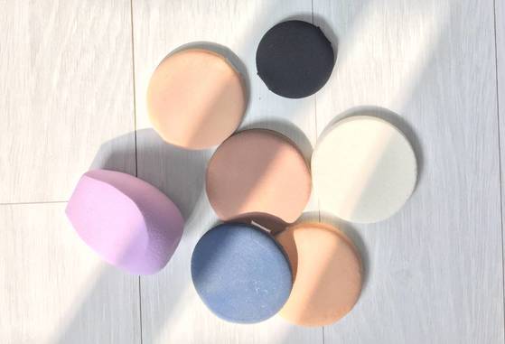 세척을 마친 쿠션팩트 스펀지와 파운데이션 스펀지.