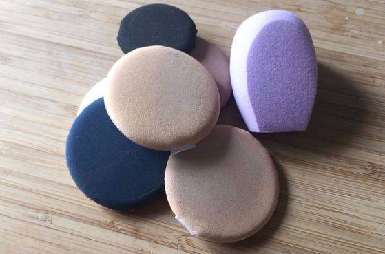 화장품과 피지, 먼지 등으로 누렇게 변한 스펀지. 피부 건강에 좋을리 없다.