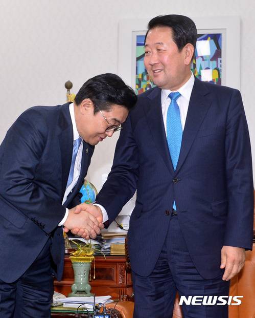 【서울=뉴시스】이영환 기자 = 전병헌 청와대 정무수석이 9일 오전 서울 여의도 국회를 찾아 국민의당 박주선 비상대책위원장과 악수를 하고 있다. 2017.06.09. 20hwan@newsis.com