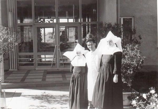 1961년 독일 국경도시 파사우의 병원에서 실습 중 수녀들로부터 수술을 배웠다.[이종수]