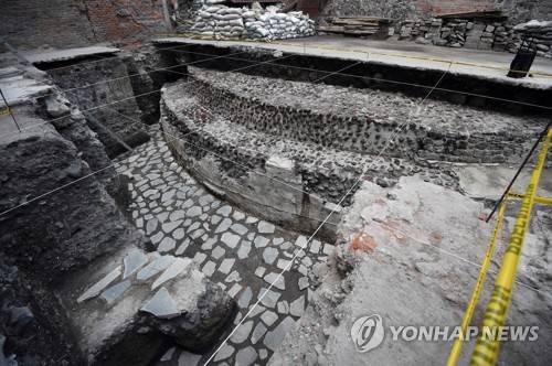 멕시코시티 소칼로 광장 인근에서 발굴된 아즈텍 문명의 거대 신전과 공 경기장 터 [AFP=연합뉴스]