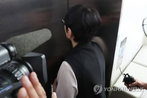 (서울=연합뉴스) 강민지 기자 = 그룹 빅뱅의 멤버 탑(30 본명 최승현)의 어머니가 최씨가 입원중인 8일 오후 서울 양천구 이대목동병원 응급중환자실에서 나오고 있다. 2017.6.8 mjkang@yna.co.kr