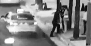 여비서 성추행 혐의를 받는 ‘호식이 두마리치킨’ 최호식(63) 회장이 지난 3일 서울 강남의 한 호텔 앞에서 여비서에게 도움을 준 여성들과 실랑이를 벌이는 모습. /TV조선 캡처