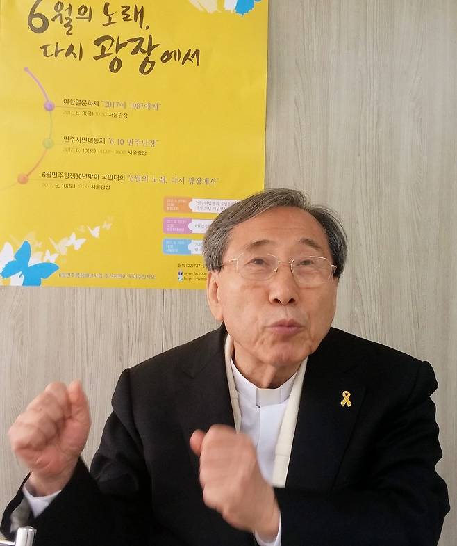 함세웅 신부가 지난달 30일 서울 경운동 ‘6월민주항쟁30년사업추진위원회’ 사무실에서 한 인터뷰에서, 6월항쟁 당시 명동성당에서 있었던 5·18 특별미사에서 박종철군 고문치사 사건이 조작됐다는 내용의 성명서를 발표한 과정을 설명하고 있다. 함 신부는 “당시 5월17일 김정남씨가 편지를 보내 ‘신부님들이 십자가를 져 달라’고 간곡하게 요청해 최종 결심하게 됐다”고 말했다. 김종철 선임기자 phillkim@hani.co.kr