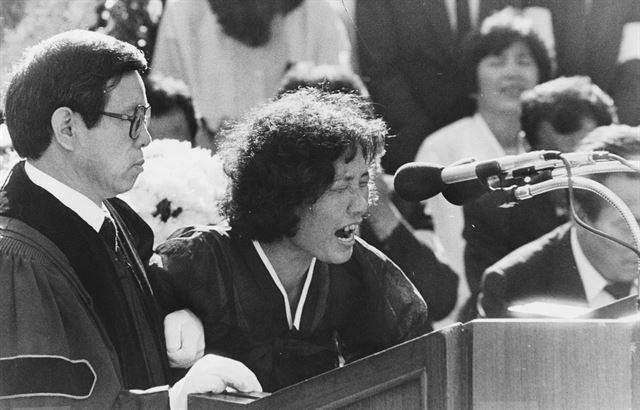 1987년 7월 9일 서울 연세대에서 열린 고 이한열 열사의 영결식 단상에서 어머니 배은심씨가 “한열아, 가자. 우리 광주로 가자”며 울부짖고 있다. 한국일보 자료사진
