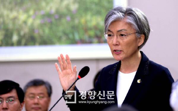 강경화 외교장관 후보자가 지난 7일 오전 국회에서 열린 인사청문회에서 선서를 하고  있다./김기남 기자 kknphoto@kyunghyang.com