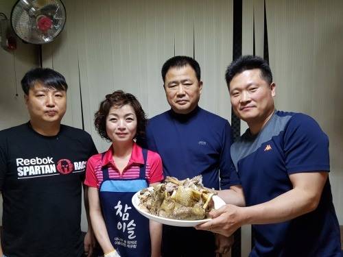 왼쪽부터 김용훈 관장, 노창환 챔프 부부, 백달근 관장.