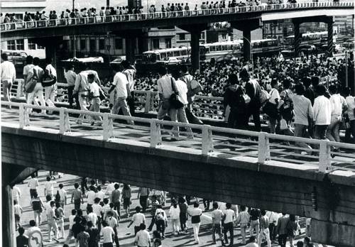 1987년 6월 항쟁 당시 부산 동구 자성교 부근의 시위대 모습 [부산민주항쟁기념사업회 제공=연합뉴스]